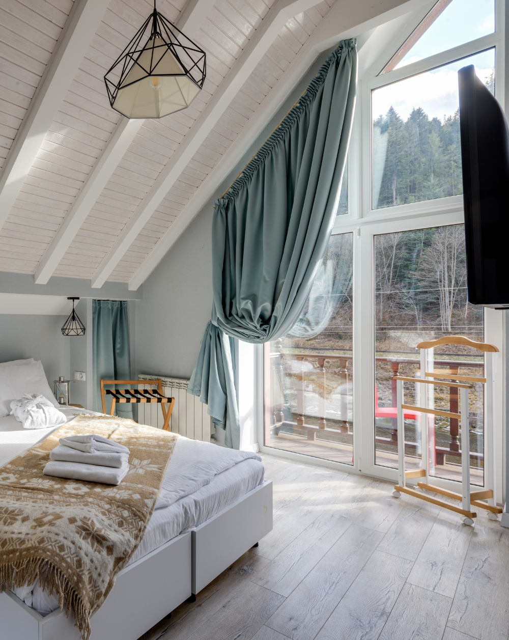 Discover the real differences between LVP and vinyl sheet flooring. Osment Flooring offers premium LVP options and installation in Lenoir City, TN.